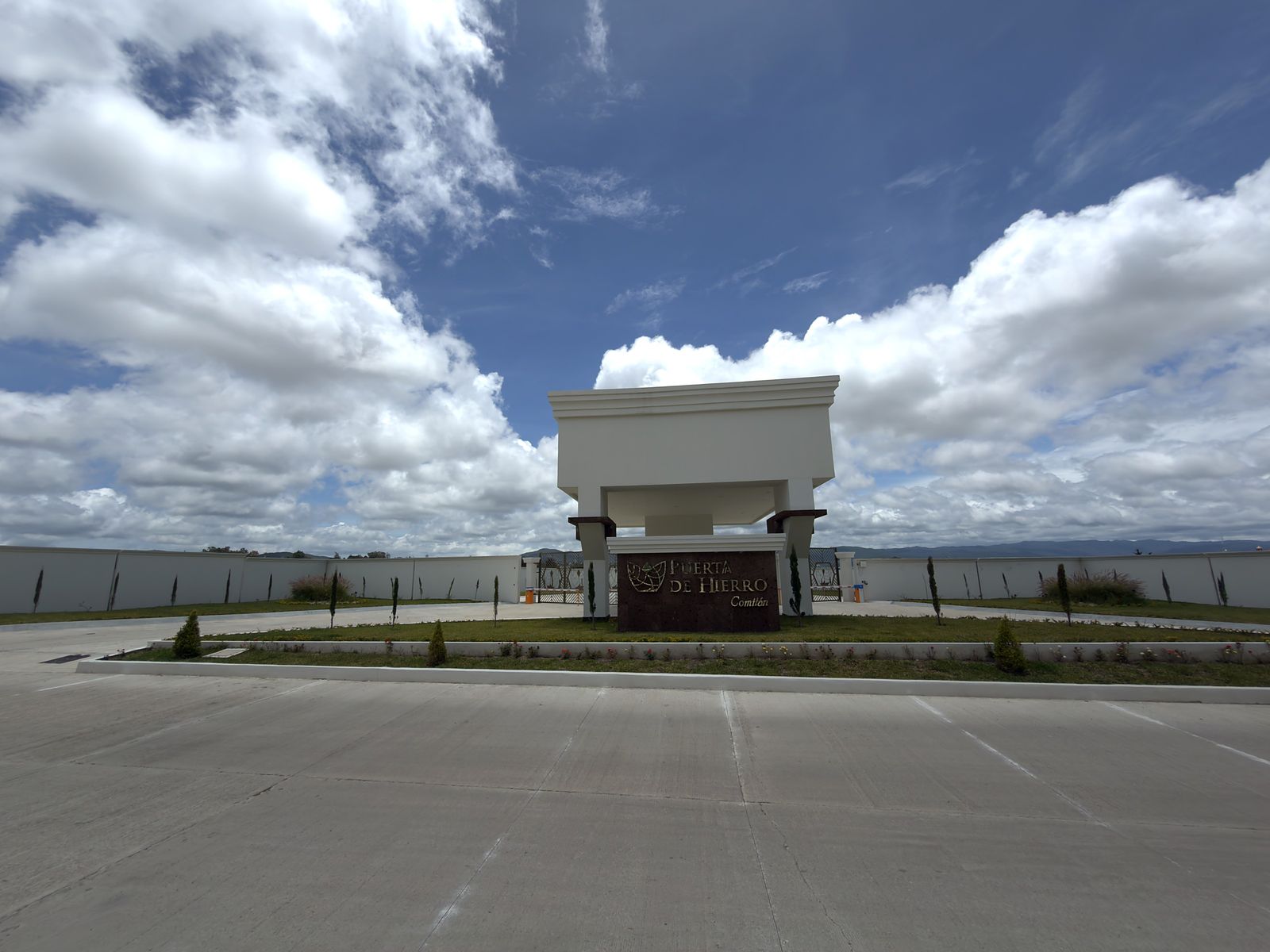 Portón principal